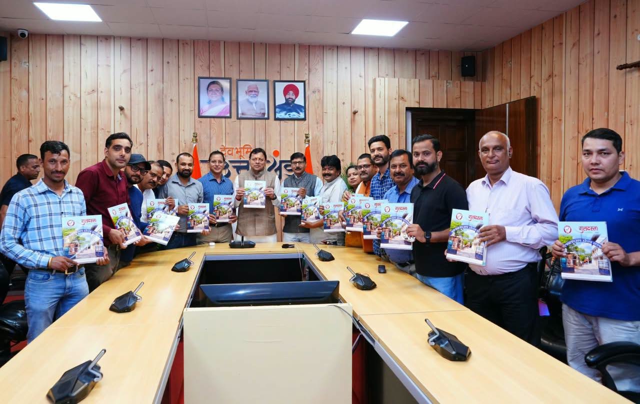 सीएम धामी ने उत्तराखण्ड प्रेस क्लब की स्मारिका ‘गुलदस्ता’ का विमोचन, कहा- पत्रकारिता लोकतंत्र का महत्वपूर्ण स्तंभ