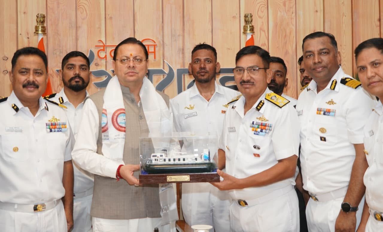 7,045 मीटर ऊंची चोटी फतह कर लौटे भारतीय तटरक्षक बल के जवान, CM धामी ने थपथपाई पीठ