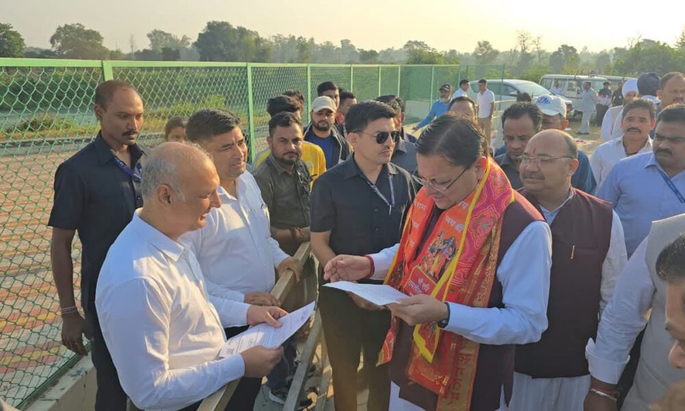 CM धामी ने सुनीं लोगों की समस्याएं, अफसरों को दिया तुरंत समाधान का निर्देश