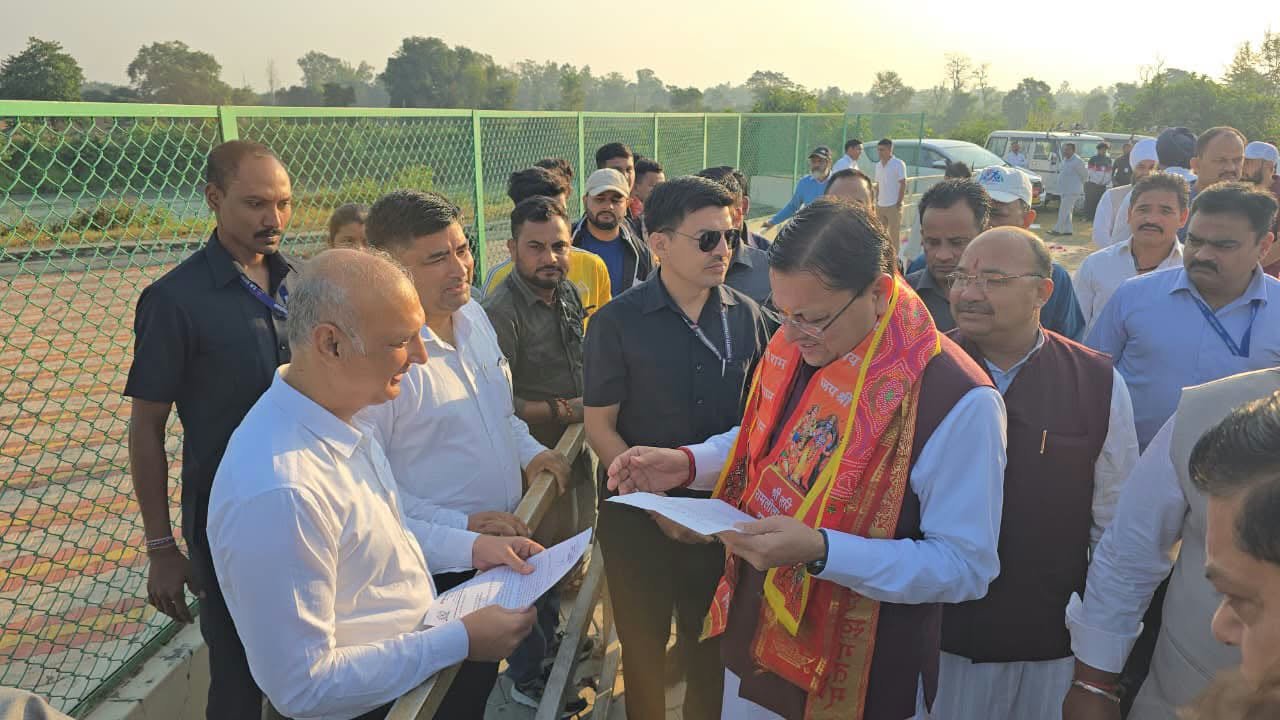 CM धामी ने सुनीं लोगों की समस्याएं, अफसरों को दिया तुरंत समाधान का निर्देश