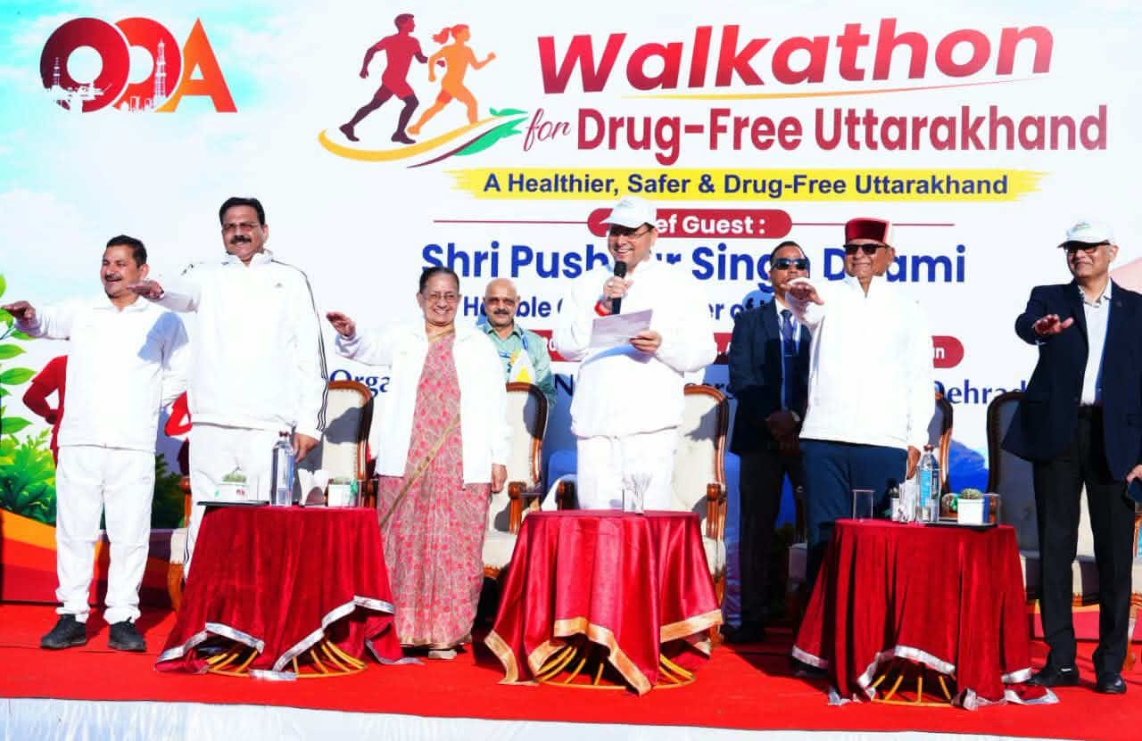 नशे के खिलाफ सड़क पर उतरे CM धामी, युवाओं को दिलाई नशामुक्त उत्तराखंड की शपथ