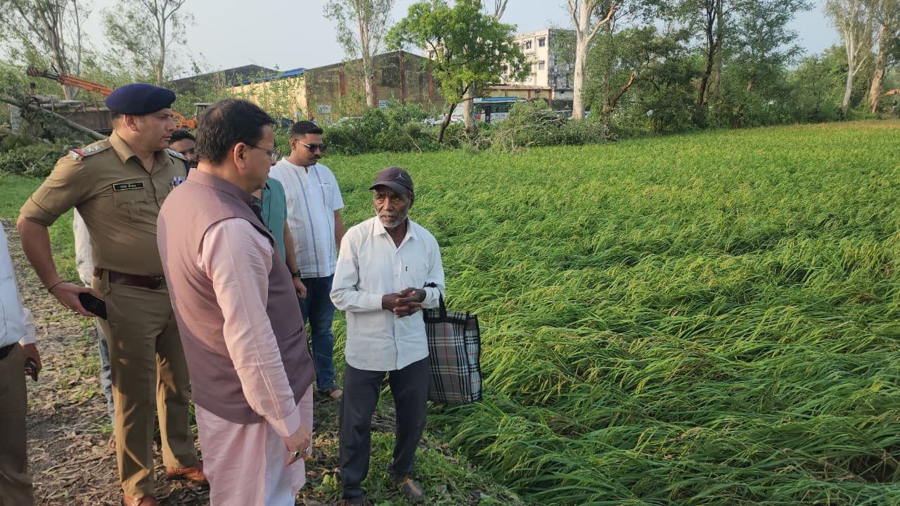 बाजपुर क्षेत्र में हुई भीषण ओलावृष्टि, सीएम धामी ने मौके पर पहुंच लिया नुकसान का जायजा