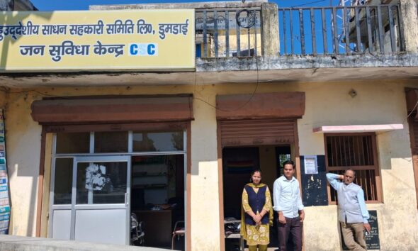चंपावत में सहकारी समितियों पर ताला, कर्मचारी बोले- अब होगी आर-पार की लड़ाई