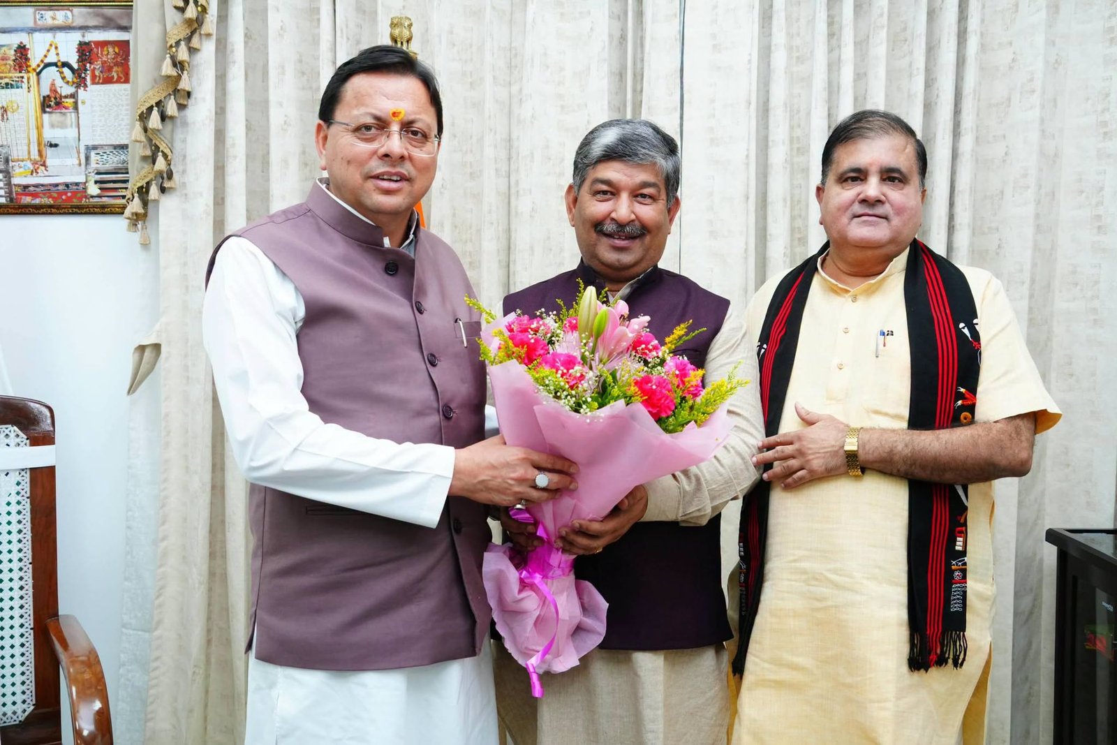नवनिर्वाचित राज्यसभा सांसद दिनेश आर्य सीएम धामी से की मुलाकात