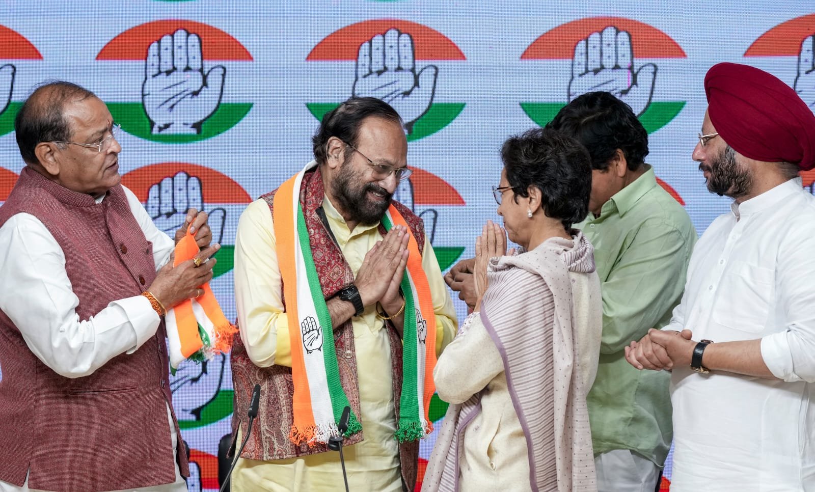 2027 चुनाव से पहले BJP को बड़ा झटका! जुबिन नौटियाल के पिता रामशरण ने थामा कांग्रेस का हाथ
