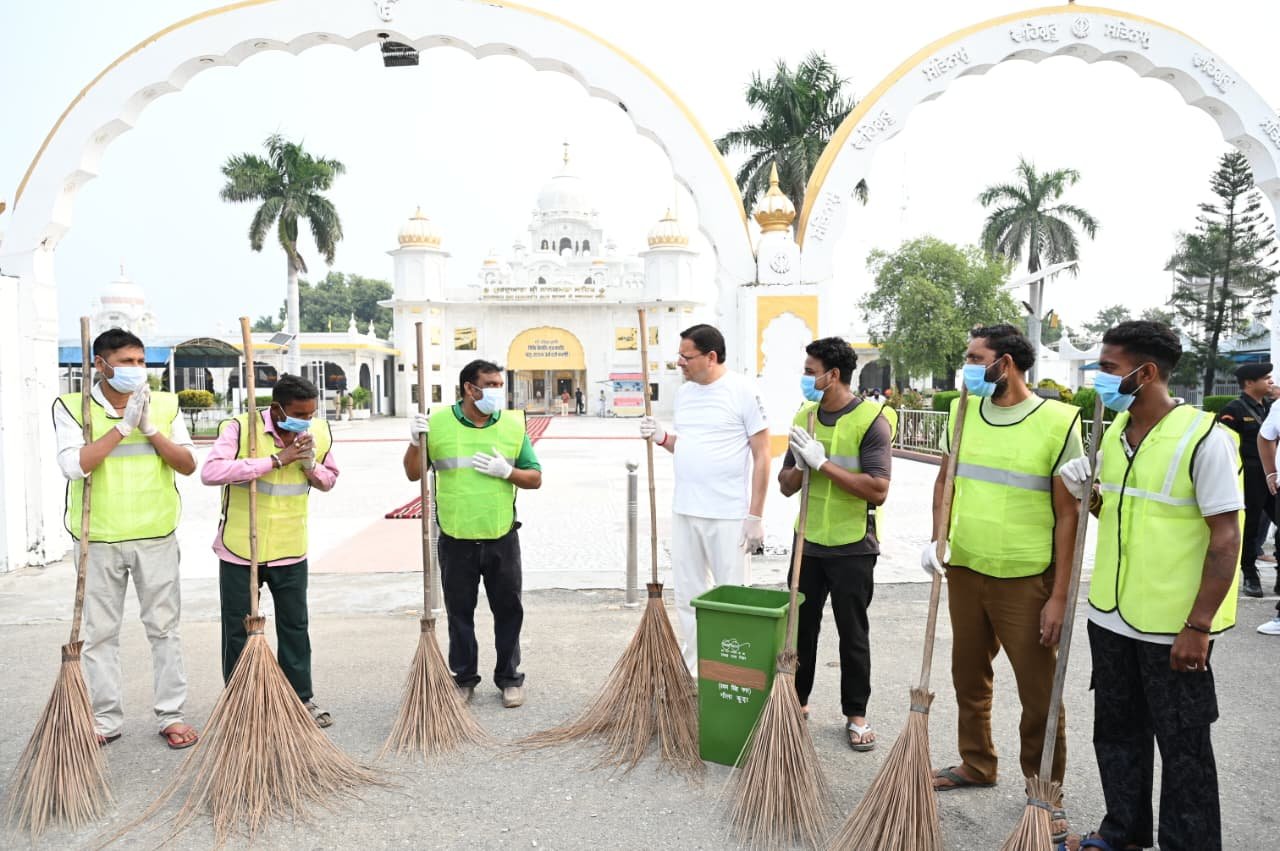 सेवा संकल्प अभियान’ के तहत नानकमत्ता पहुंचे मुख्यमंत्री धामी, स्वच्छता अभियान में किया श्रमदान