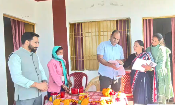 चम्पावत में मतदाता सूची का विशेष पुनरीक्षण तेज, डीएम ने बूथ का किया निरीक्षण