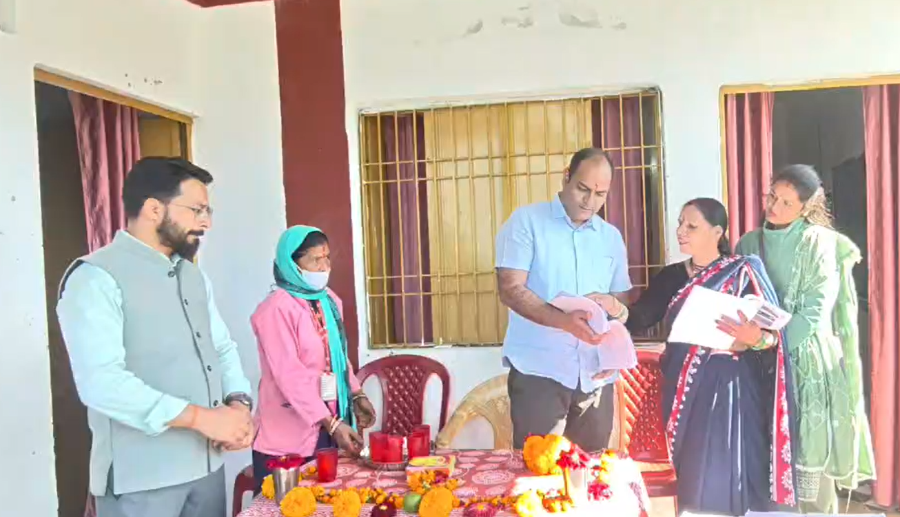 चम्पावत में मतदाता सूची का विशेष पुनरीक्षण तेज, डीएम ने बूथ का किया निरीक्षण