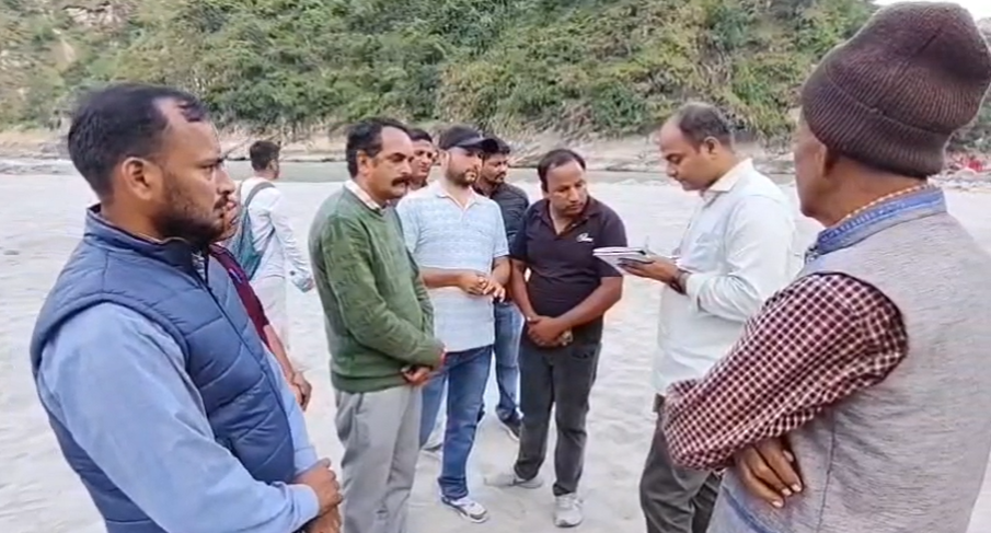 सीमांत जिलों में गांवों की दहलीज तक पहुंच रहा प्रशासन, लोहाघाट में डीएम ने सुनी ग्रामीणों की समस्याएं