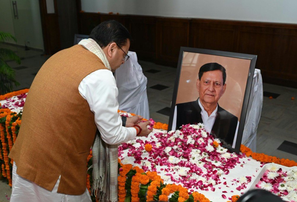 गैरसैंण में CM धामी ने पूर्व मंत्री हीरा सिंह बिष्ट को दी श्रद्धांजलि, जनसेवा में योगदान को किया याद