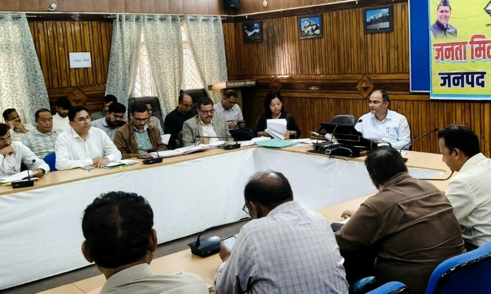 सीएम हेल्पलाइन की 92 शिकायतें लंबित, डीएम ने अधिकारियों को दिए त्वरित निस्तारण के निर्देश