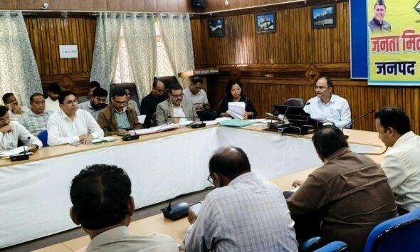 सीएम हेल्पलाइन की 92 शिकायतें लंबित, डीएम ने अधिकारियों को दिए त्वरित निस्तारण के निर्देश