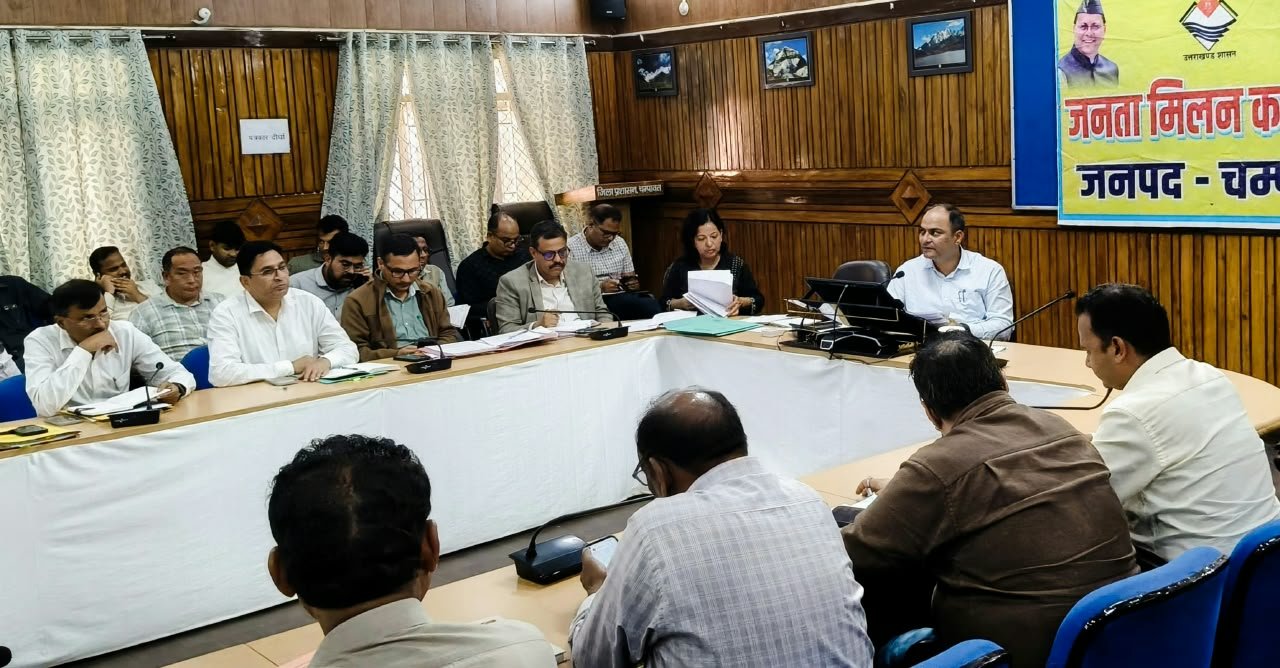 सीएम हेल्पलाइन की 92 शिकायतें लंबित, डीएम ने अधिकारियों को दिए त्वरित निस्तारण के निर्देश