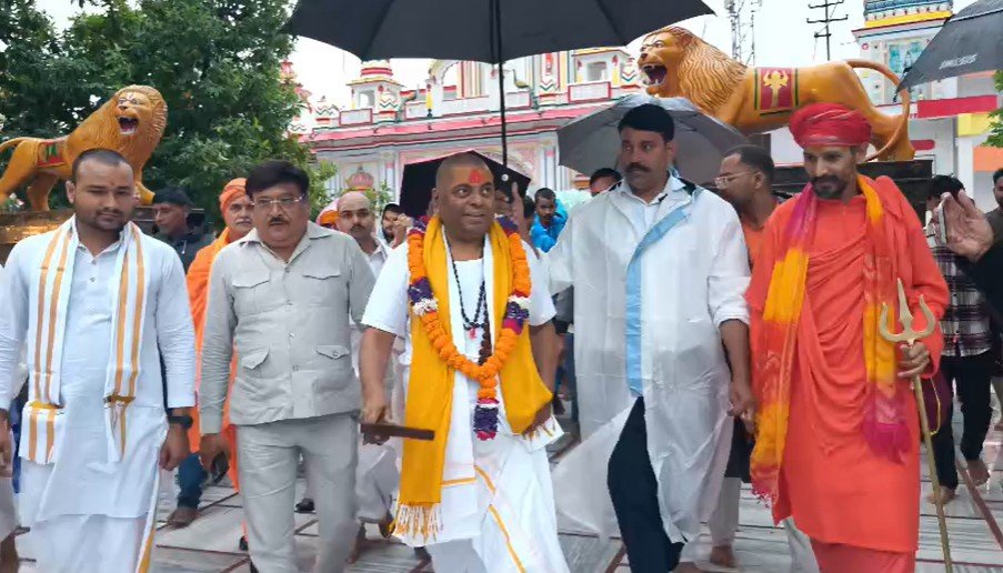 हरिद्वार में करौली शंकर महाराज की दंडवत यात्रा, 2027 कुंभ को दिव्य-भव्य बनाने का संकल्प