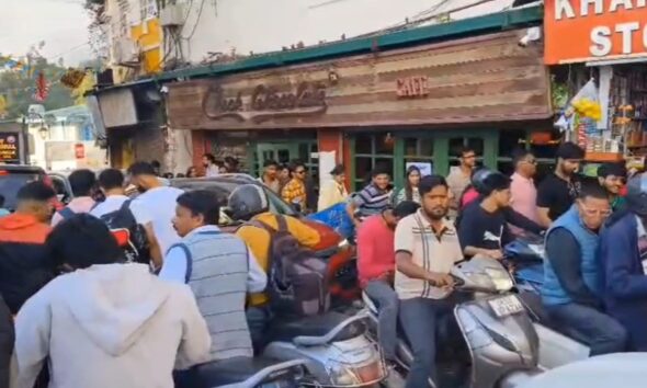 लंबी छुट्टियों में पर्यटकों से गुलजार हुई मसूरी, जाम ने बढ़ाई मुश्किलें