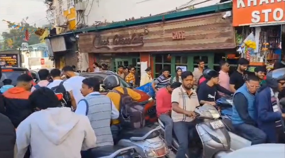 लंबी छुट्टियों में पर्यटकों से गुलजार हुई मसूरी, जाम ने बढ़ाई मुश्किलें