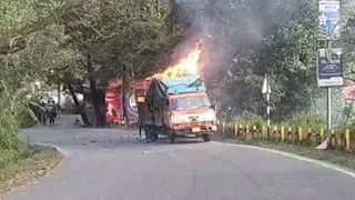 नैनीताल के ज्योलीकोट में पटाखों से भरा ट्रक में लगी आग, मौके पर मचा हड़कंप